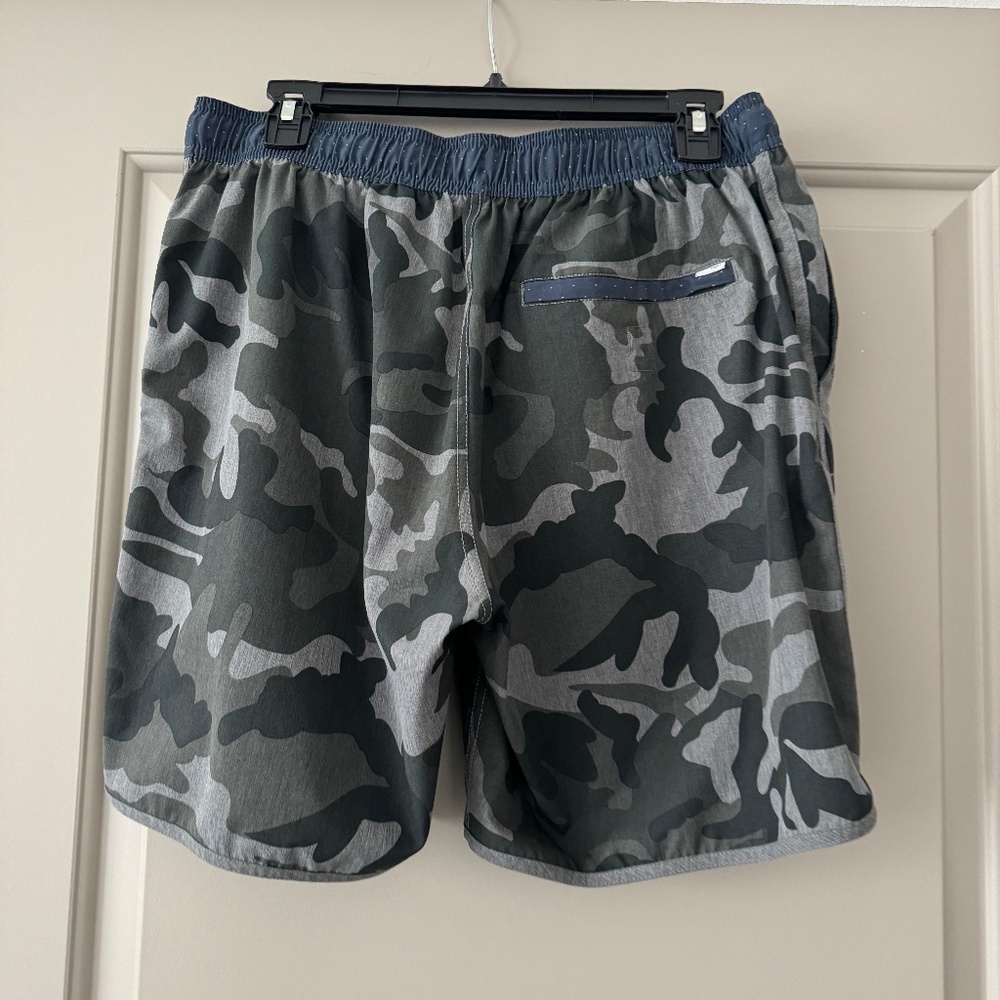 Vuori Shorts Mens L Green Banks Camo 8" Inseam Athleisure Running Performance
